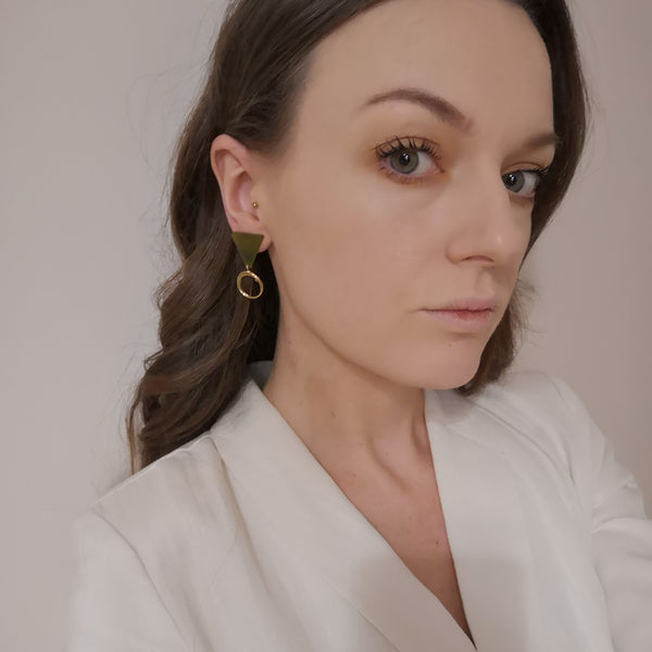 Green acrylic and gold vermeil hoop deco earrings model