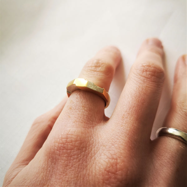 Curvilinear Ring
