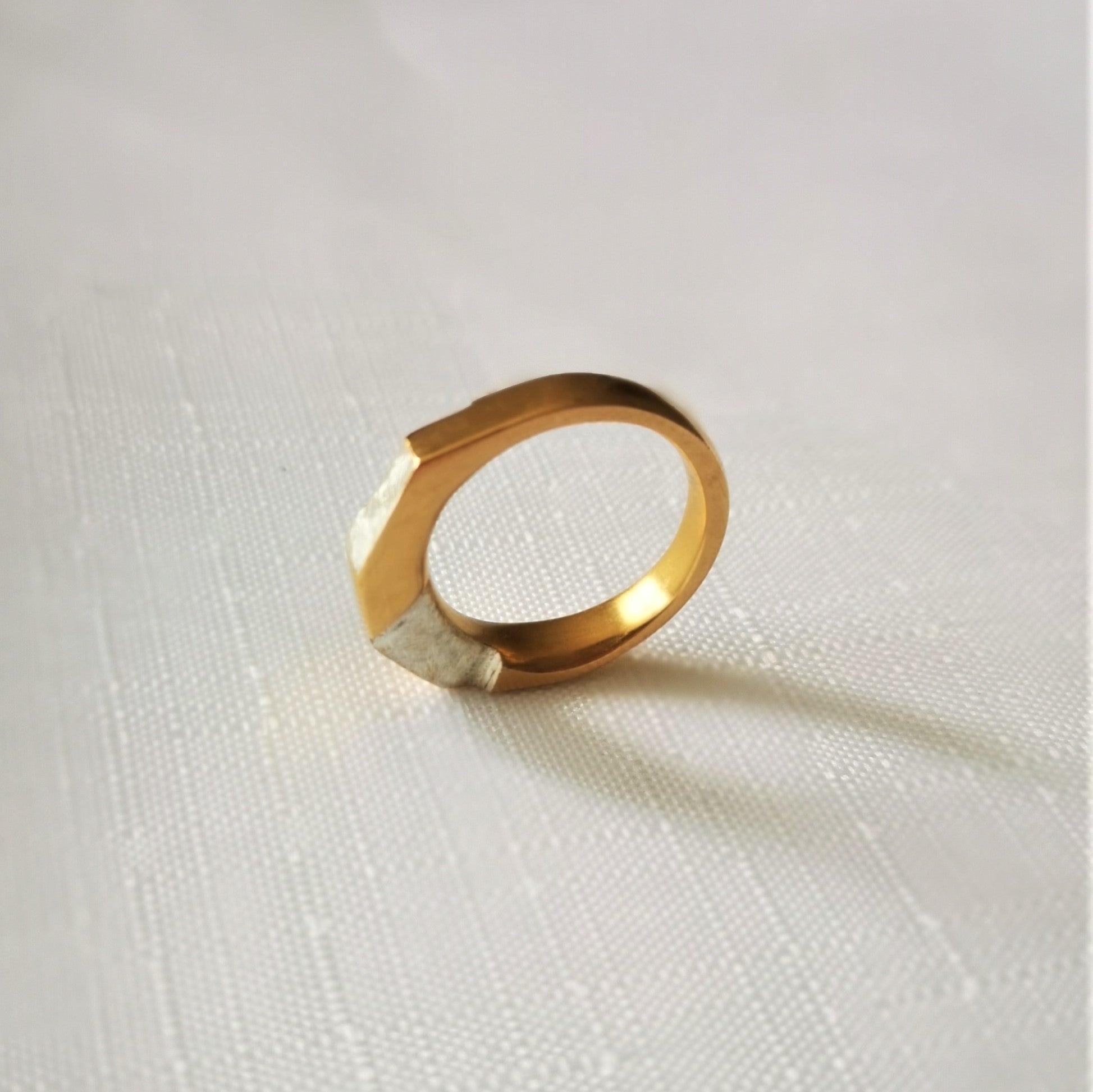 Curvilinear Ring